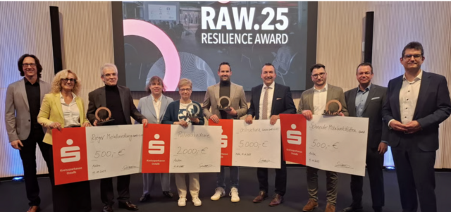 Verleihung des RAW 25   Hiltrud Bader-Fachet nimmt den Preis stellvertretend entgegen